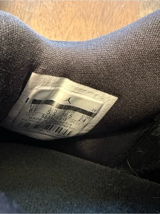 Youth 6Y Nike Air Jordan 11 Retro Low Sneakers Black Bleach Coral - Picture 8 of 9